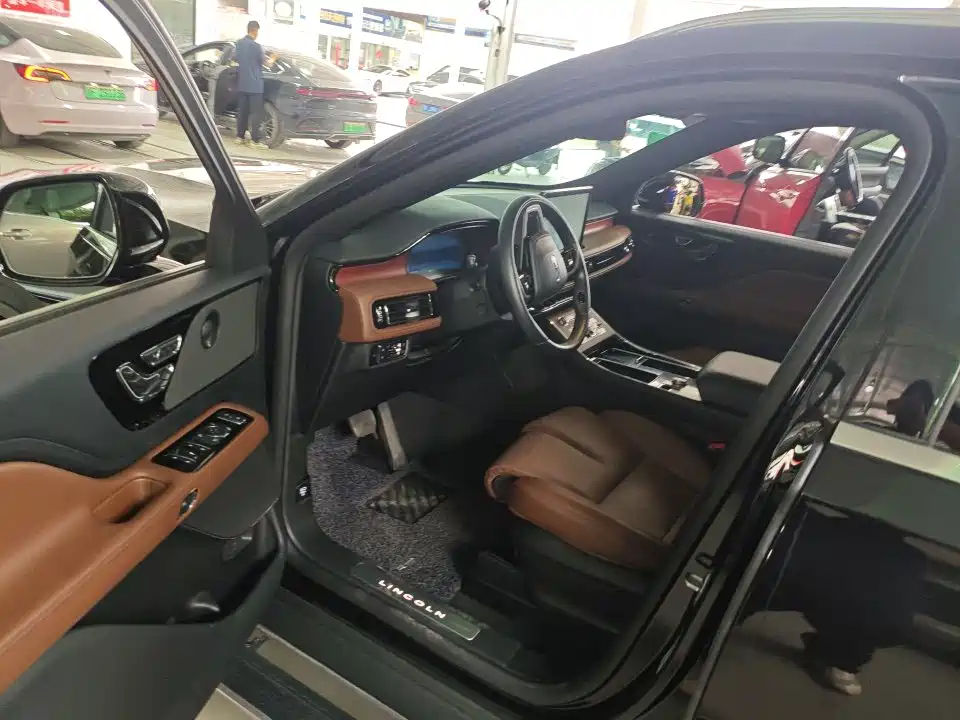 Aviator 飞行家 2023款 3.0 T V6 四驱行政巡航版 六座