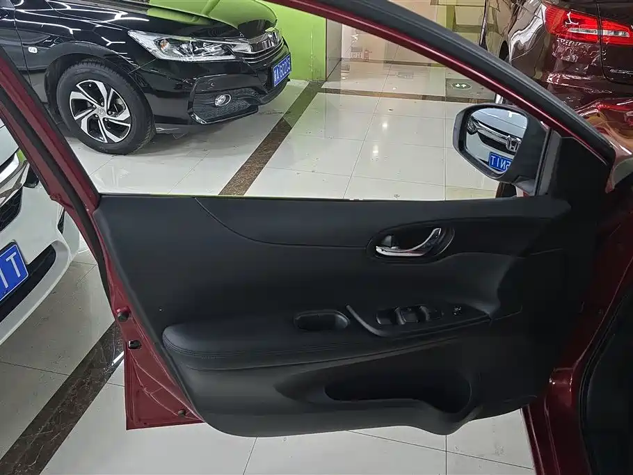 Tiida 1.6 L CVT Comfort