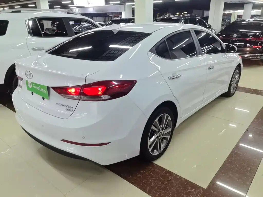 Elantra 1.6 L Auto Smart Dazzle · Elite