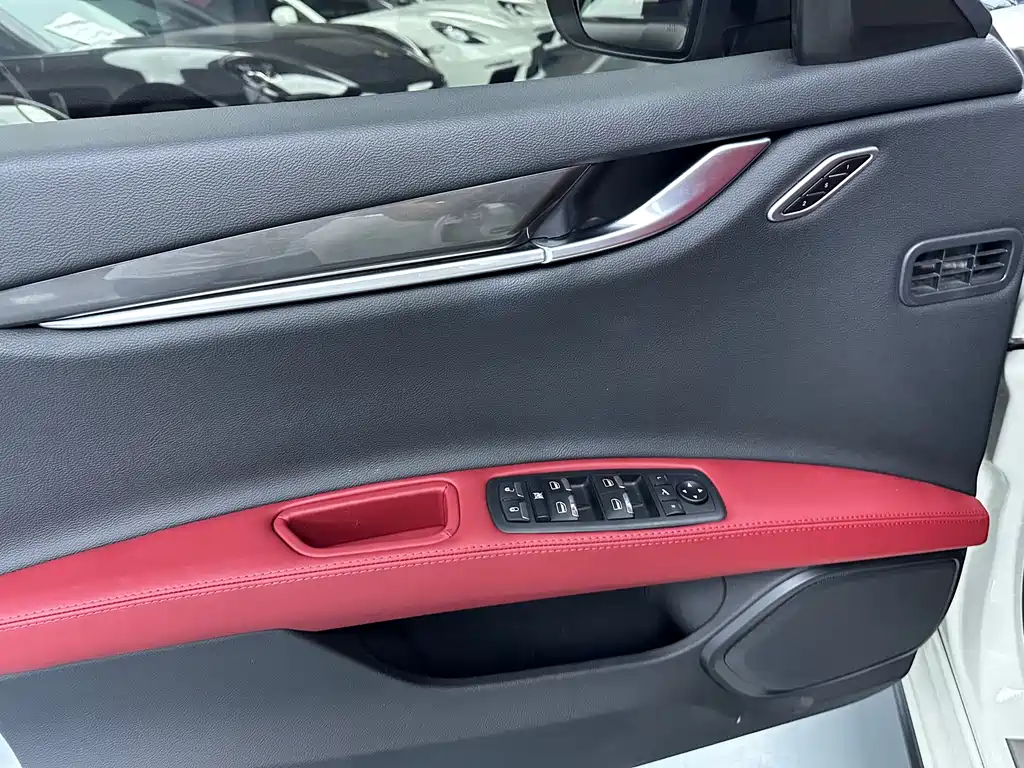 Ghibli 2.0 T Sharp Edge