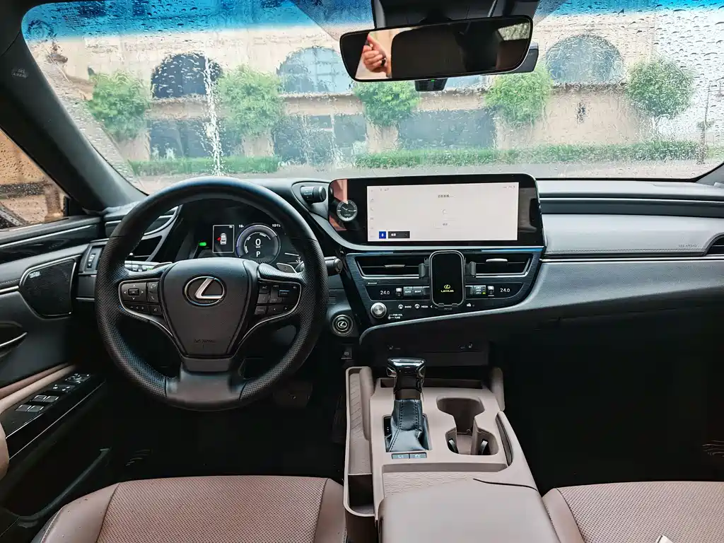 Lexus ES 300 h Outstanding