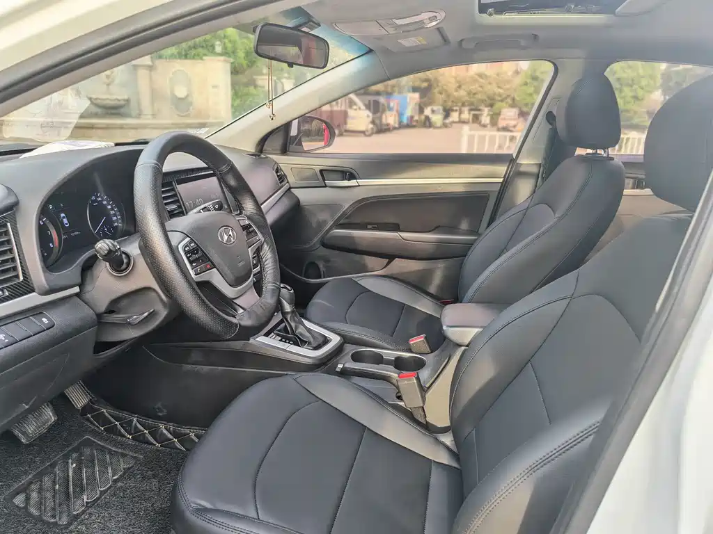 Elantra 1.6 L Auto Smart Dazzle · Elite