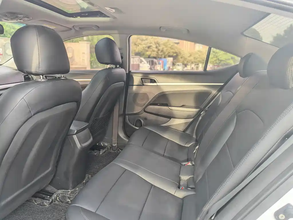 Elantra 1.6 L Auto Smart Dazzle · Elite