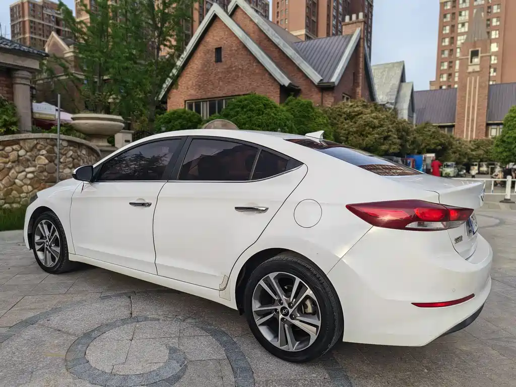 Elantra 1.6 L Auto Smart Dazzle · Elite
