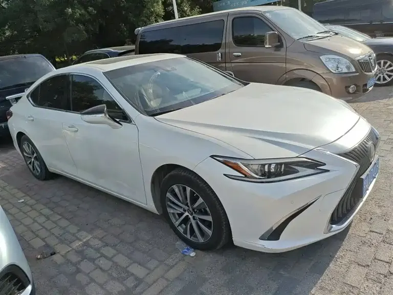Lexus ES 200 Outstanding