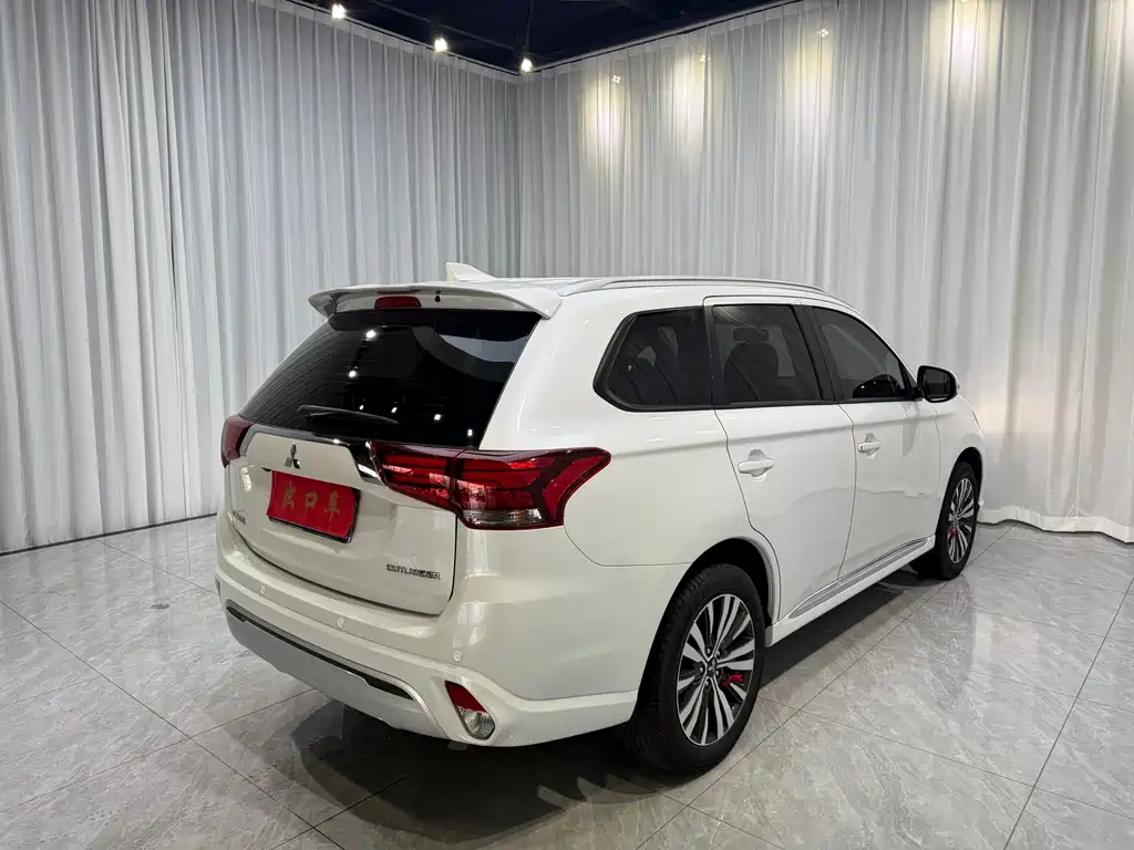 Outlander 2.0 L 2 WD Smooth Enjoyment 7-seat