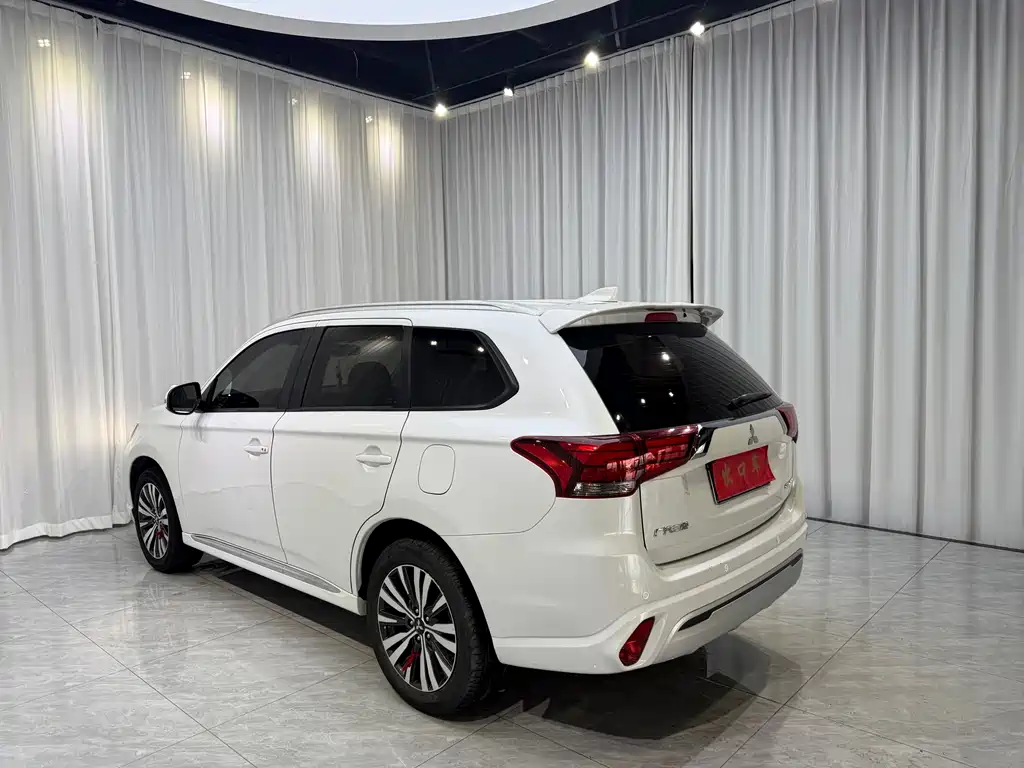 Outlander 2.0 L 2 WD Smooth Enjoyment 7-seat