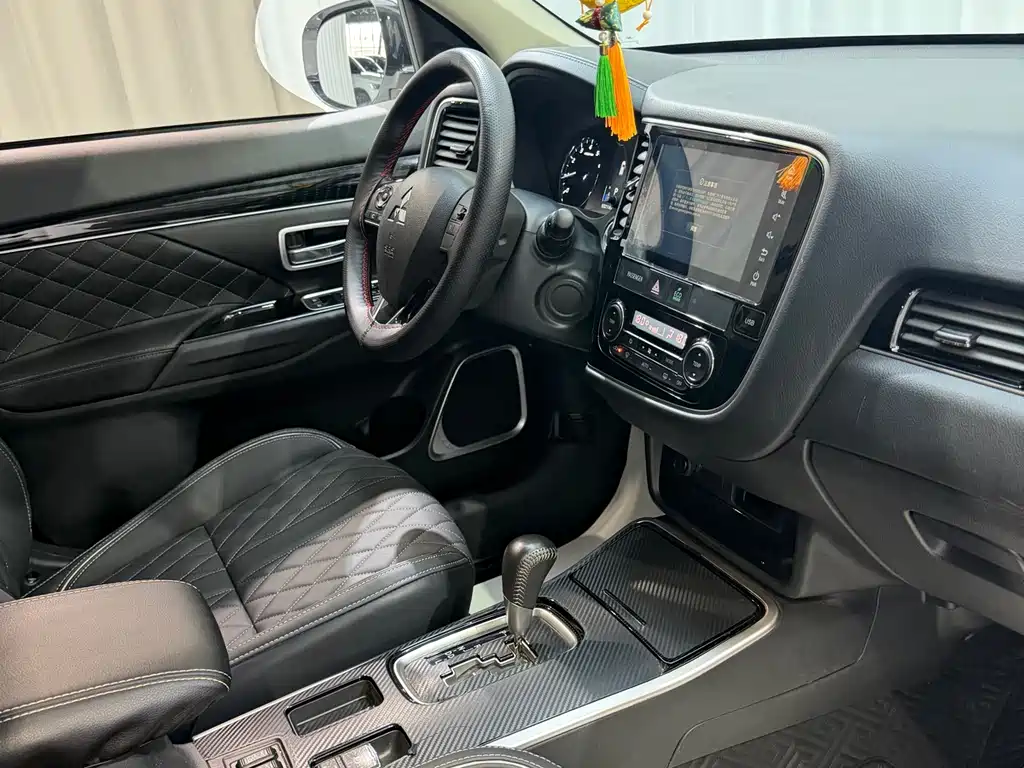 Outlander 2.0 L 2 WD Smooth Enjoyment 7-seat