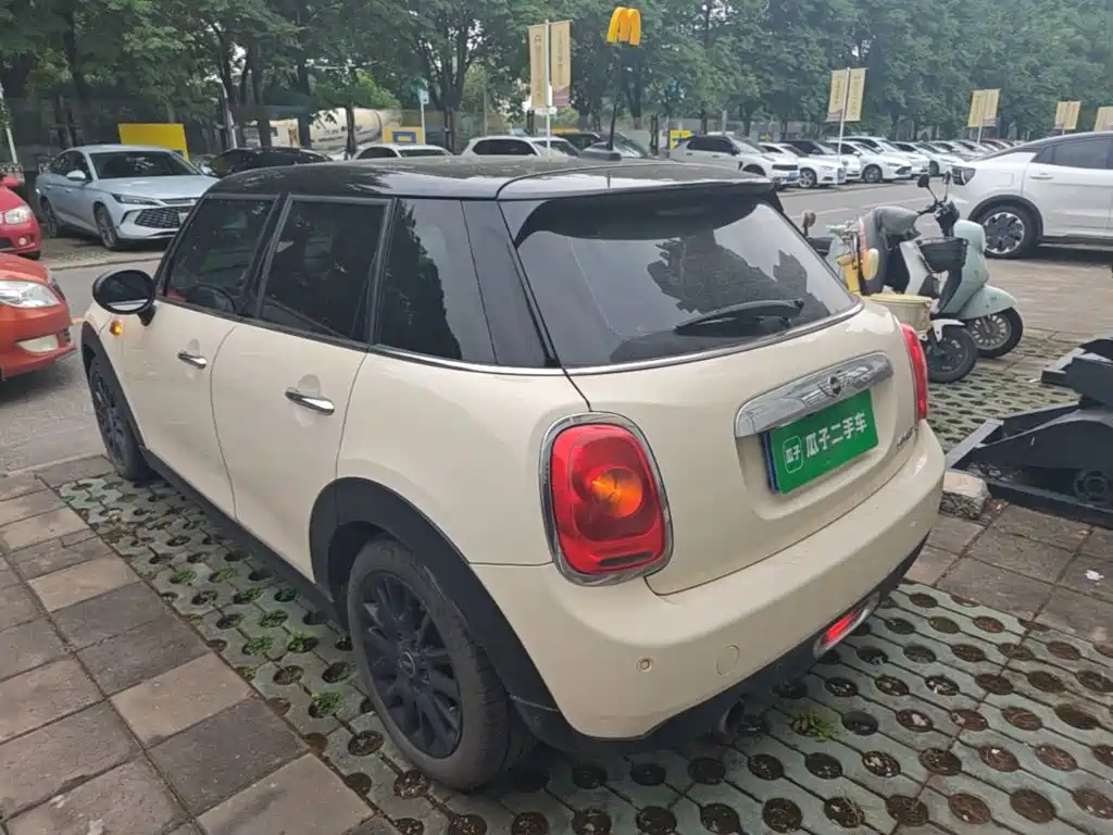MINI 1.5 T COOPER 5-door