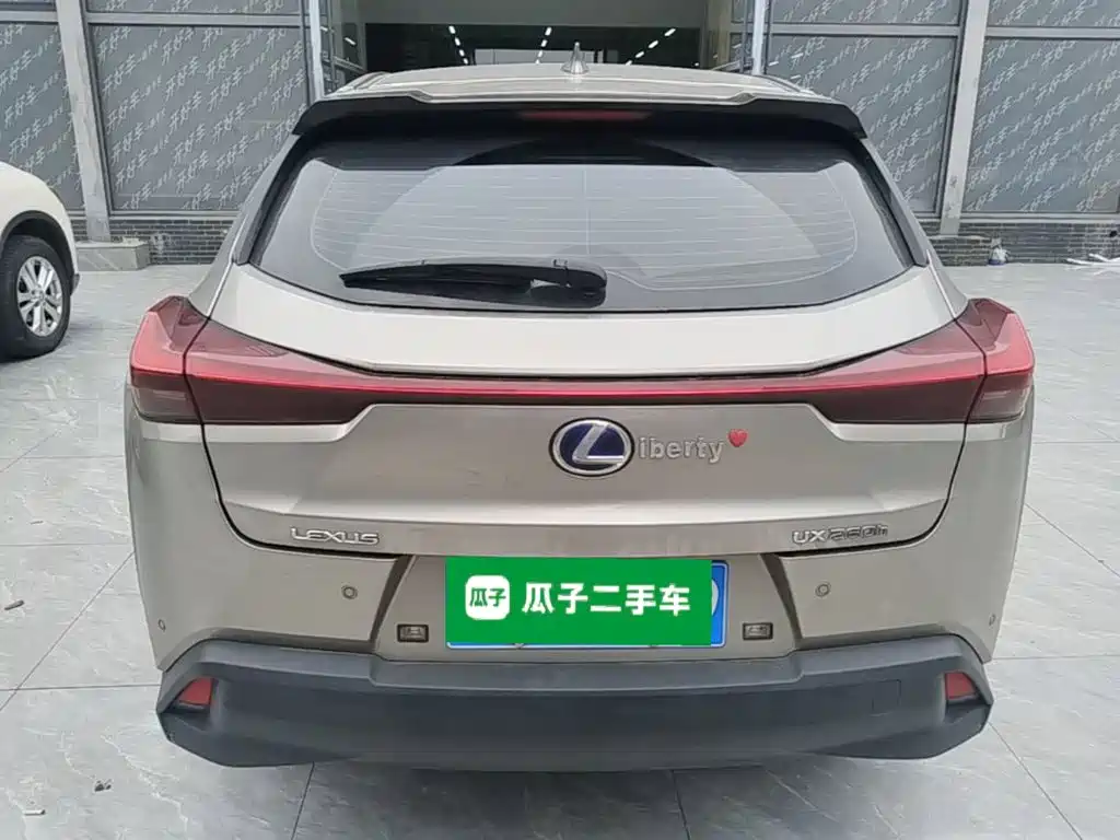 Lexus UX 260 h ·
