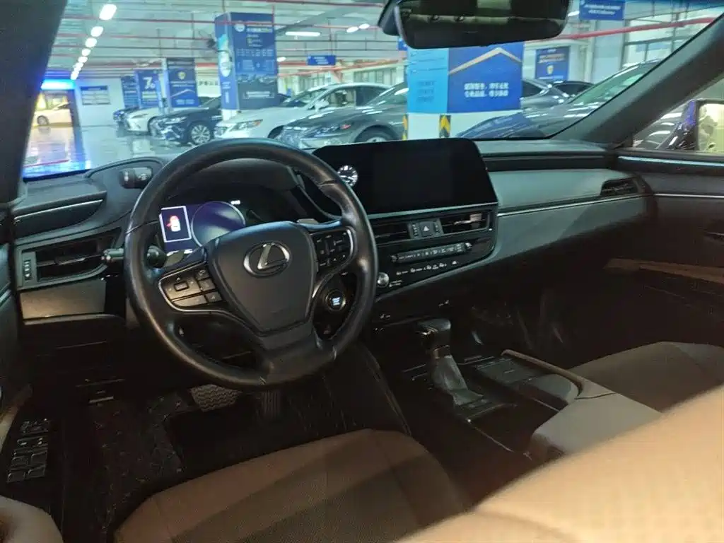 Lexus ES 200 Outstanding