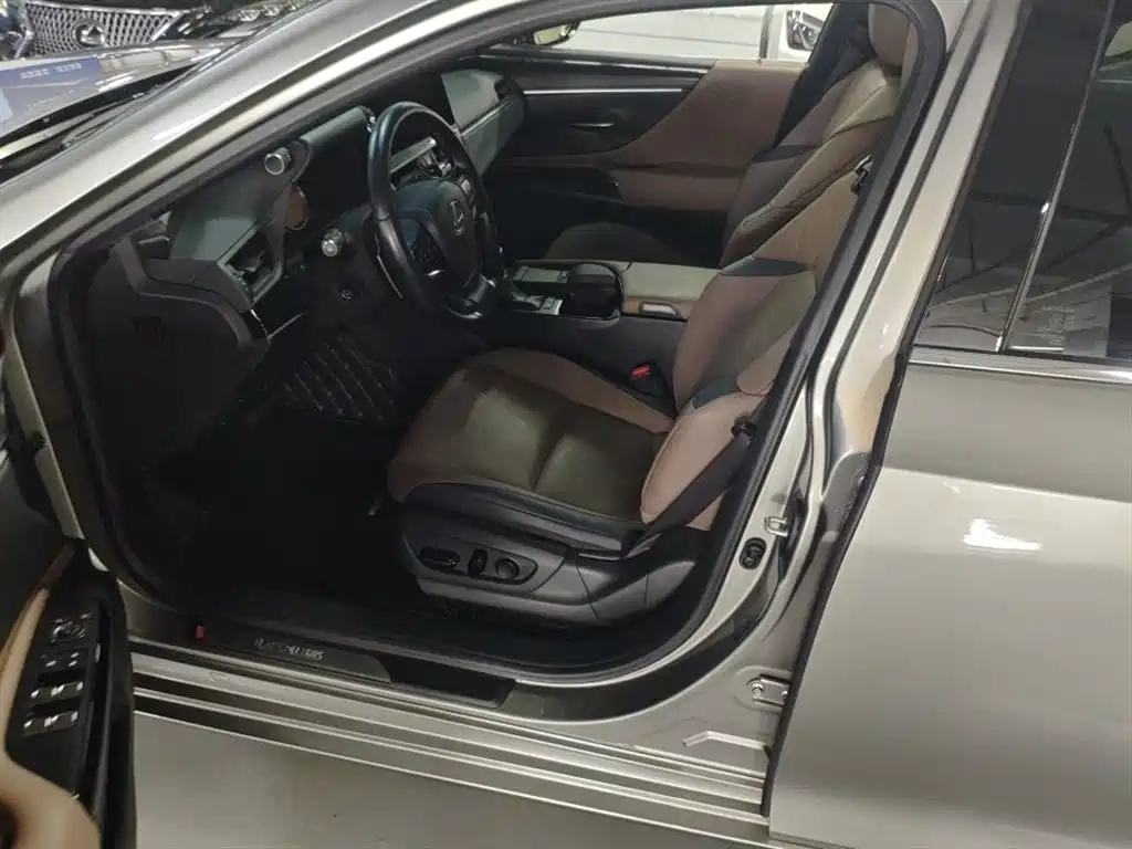 Lexus ES 200 Outstanding