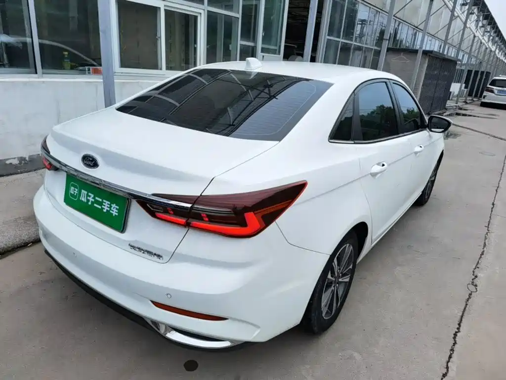 Escort 1.5 L Auto Diamond