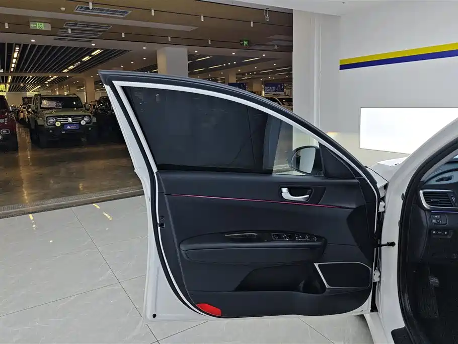 Kia K5 1.6 T Auto LUX