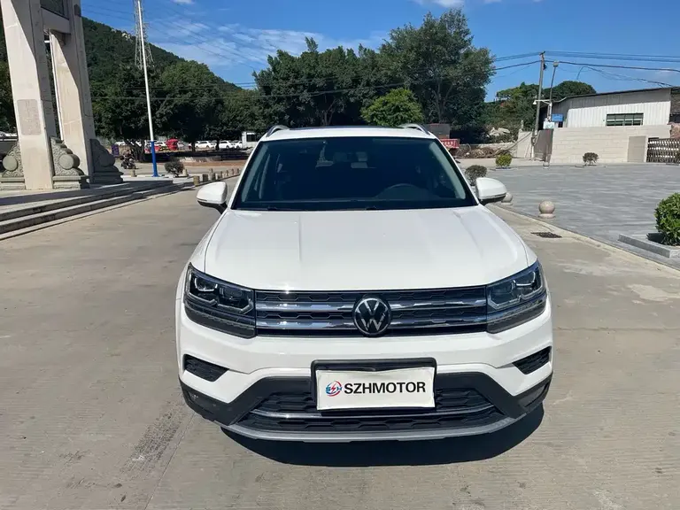 Volkswagen Tharu 330 TSI 4 WD Luxury