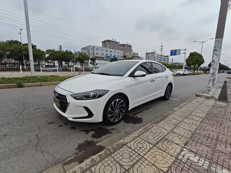Hyundai Elantra 1.4 T DCT Dynamic Shine · Active