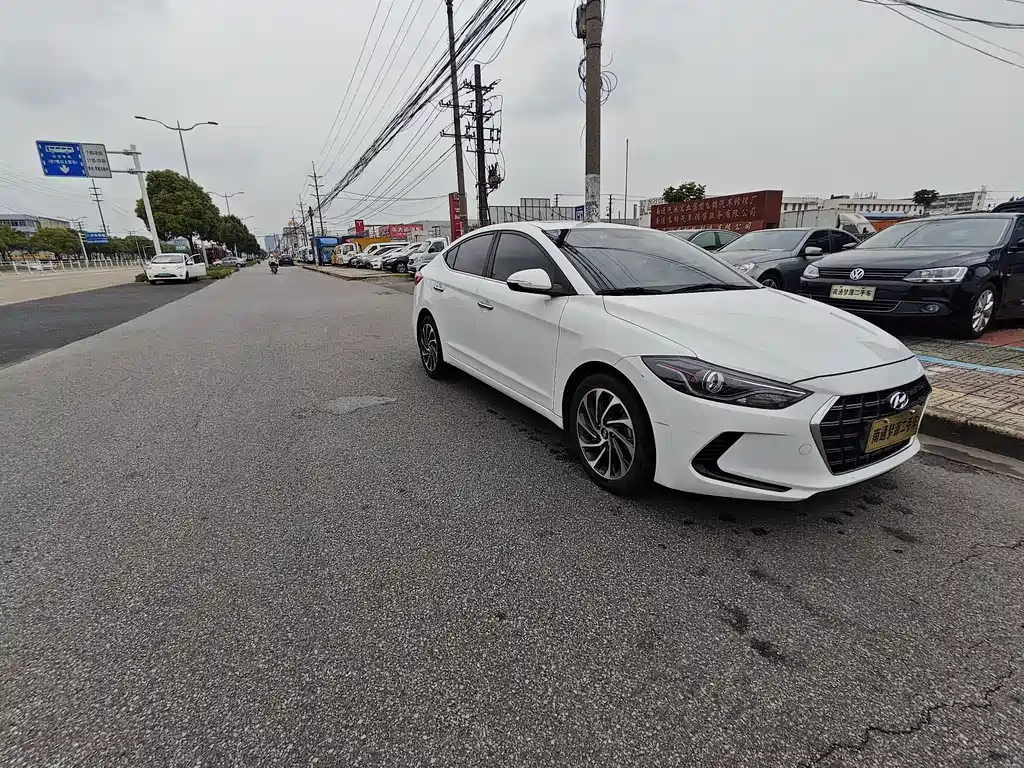 Elantra 1.4 T DCT Dynamic Shine · Active