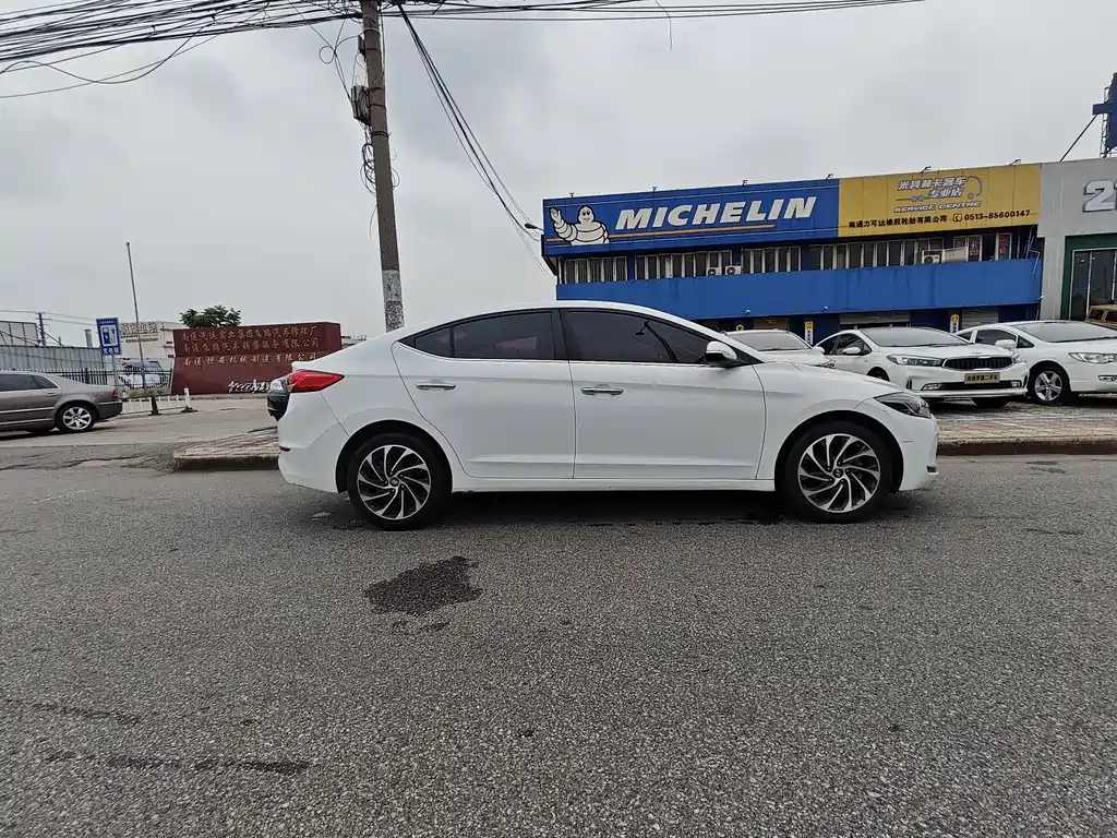 Elantra 1.4 T DCT Dynamic Shine · Active