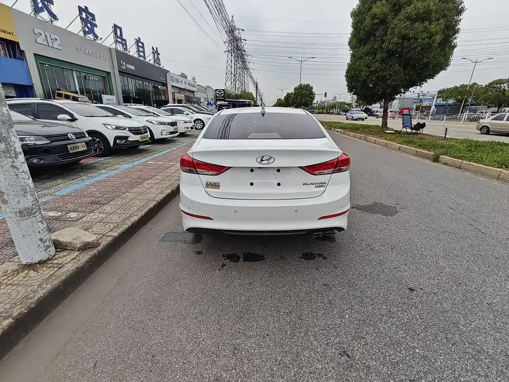 Elantra 1.4 T DCT Dynamic Shine · Active