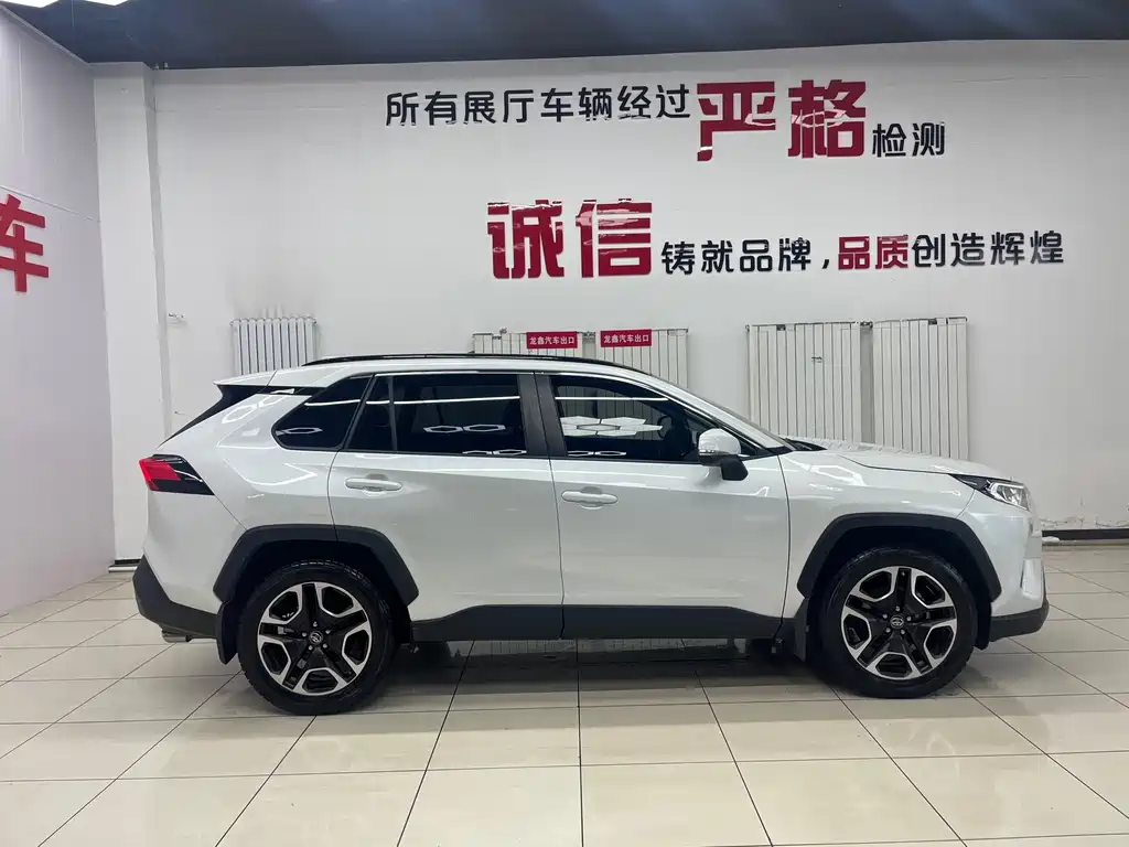 RAV4 2.0 L CVT 4 WD Distinguished