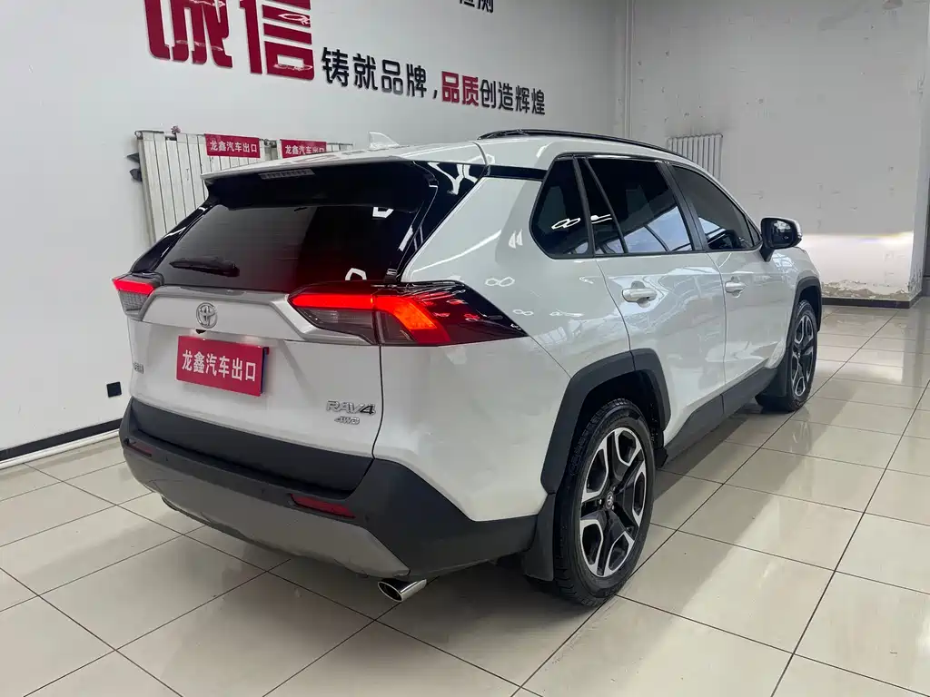 RAV4 2.0 L CVT 4 WD Distinguished