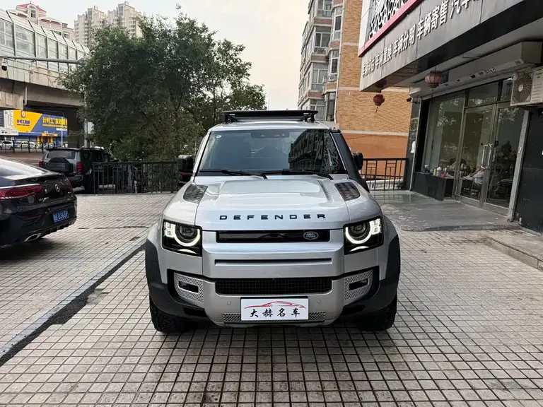Land Rover Defender 110 P400 First Edition Matte Silver Special Kit