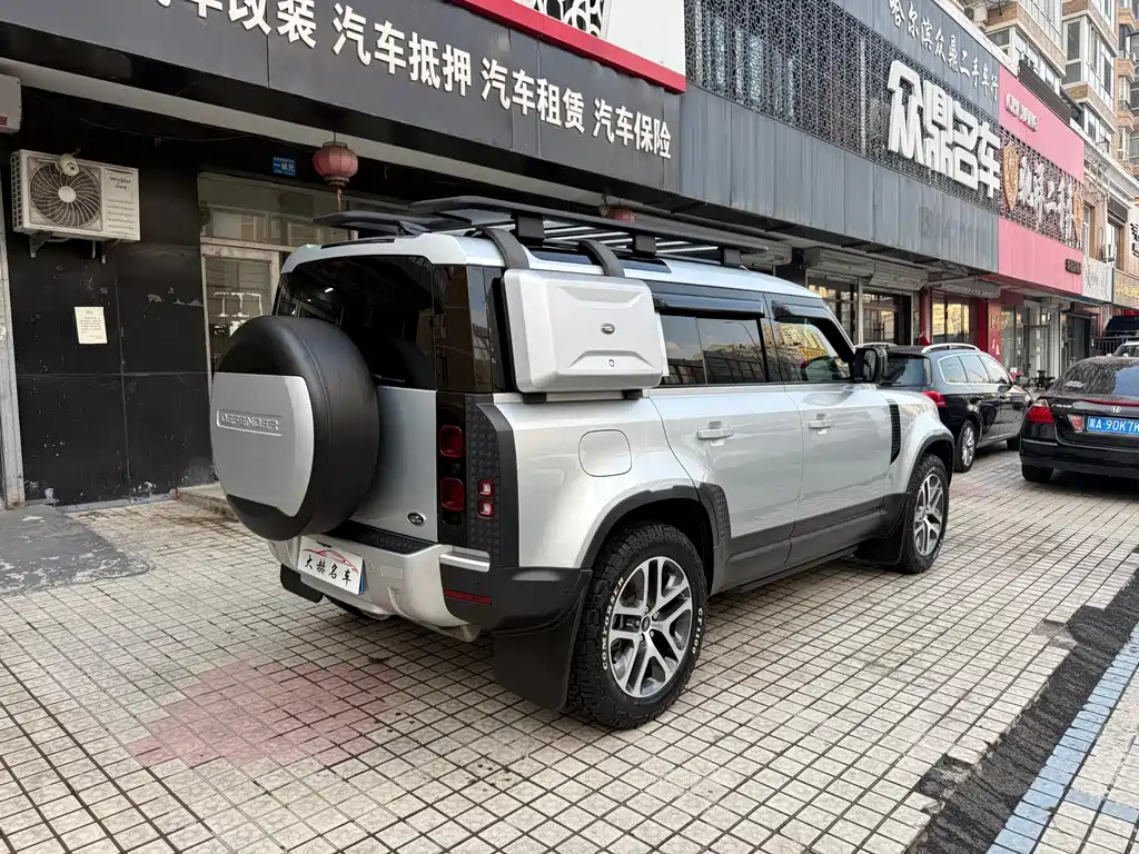 Land Rover Defender 110 P400 First Edition Matte Silver Special Kit