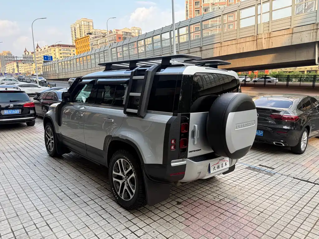 Land Rover Defender 110 P400 First Edition Matte Silver Special Kit