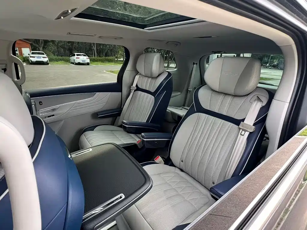 Roewe iMAX8 400 TGI Honored