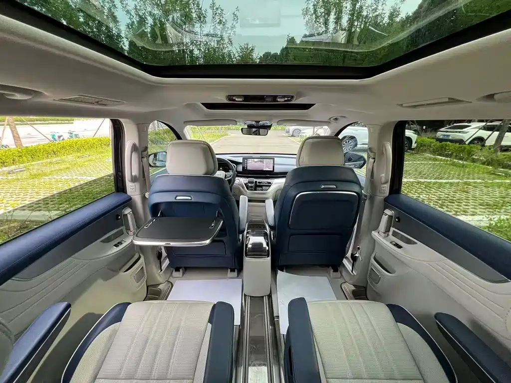 Roewe iMAX8 400 TGI Honored