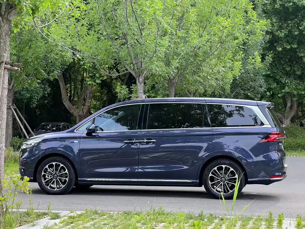 Roewe iMAX8 400 TGI Honored