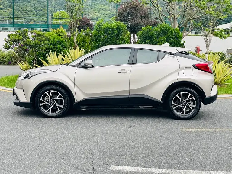 Toyota C-HR 2.0 L Leading