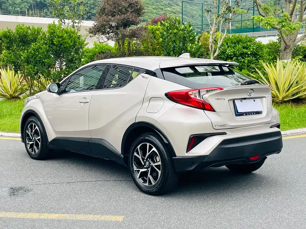 Toyota C-HR 2.0 L Leading