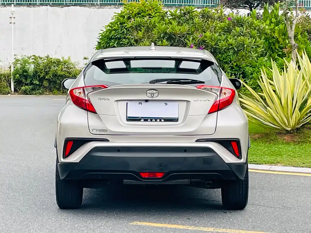 Toyota C-HR 2.0 L Leading