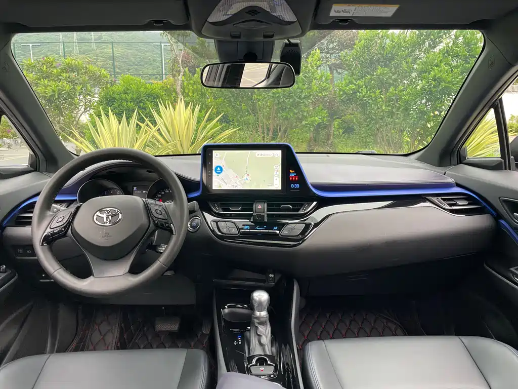 Toyota C-HR 2.0 L Leading