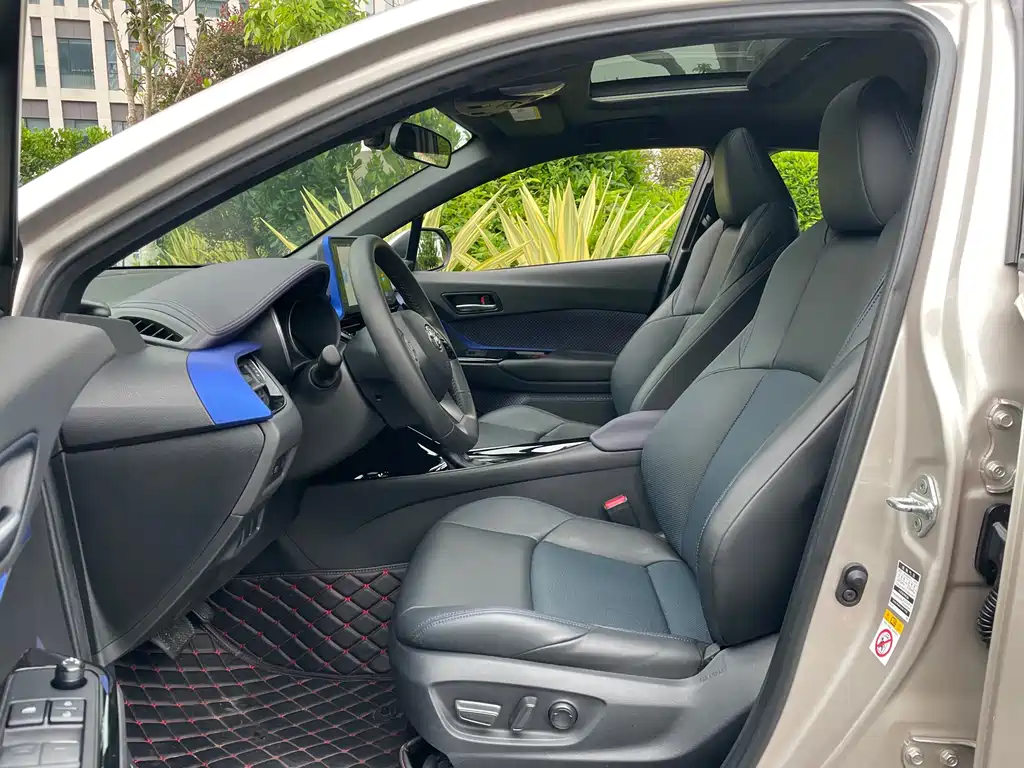 Toyota C-HR 2.0 L Leading