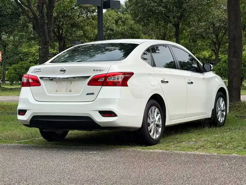 Sylphy 1.6 XV CVT Connected Premium CN-V
