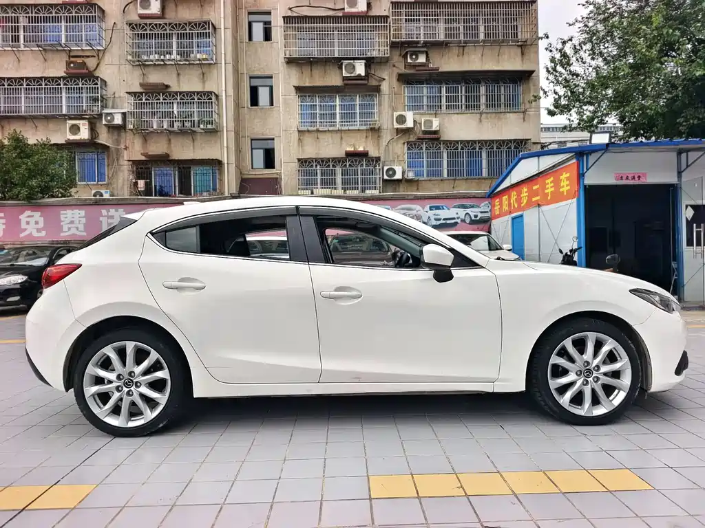 Mazda 3 Axela Hatchback 2.0 L Auto Sport