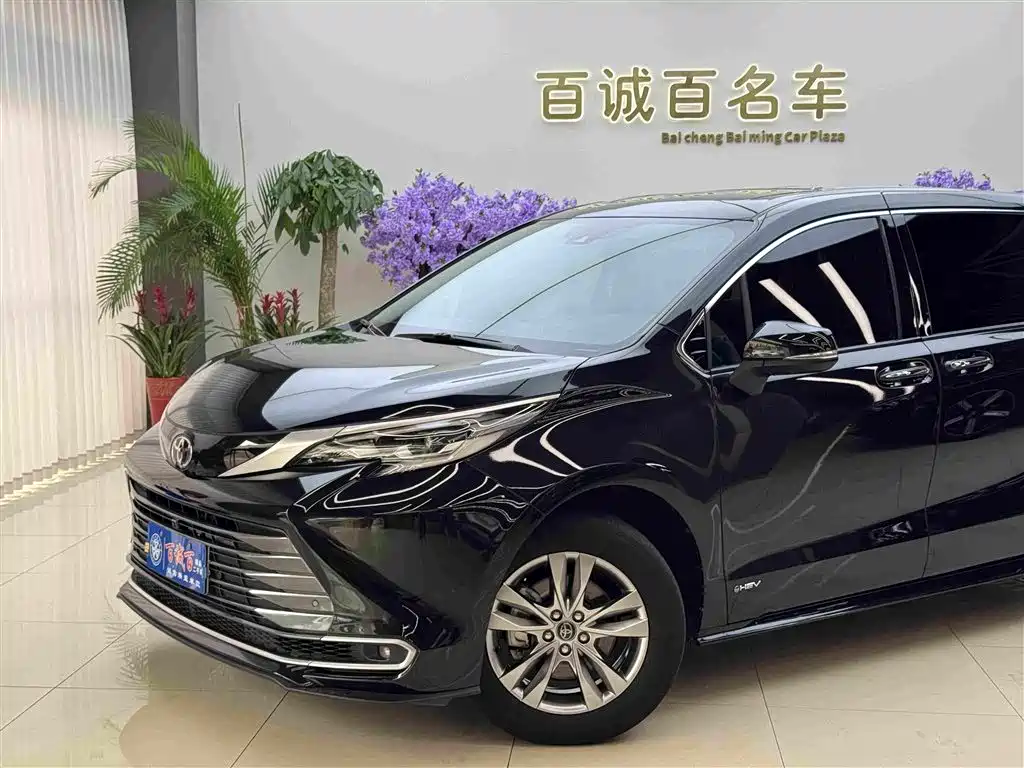 Sienna 2.5 L Hybrid 4 WD Distinguished