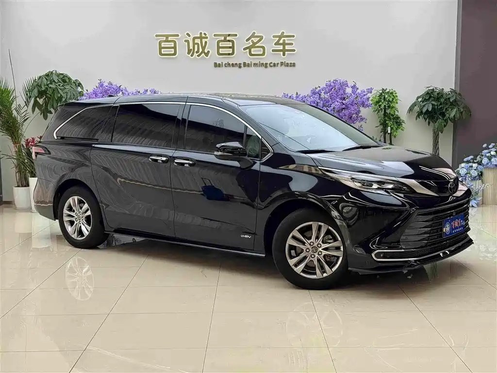 Sienna 2.5 L Hybrid 4 WD Distinguished