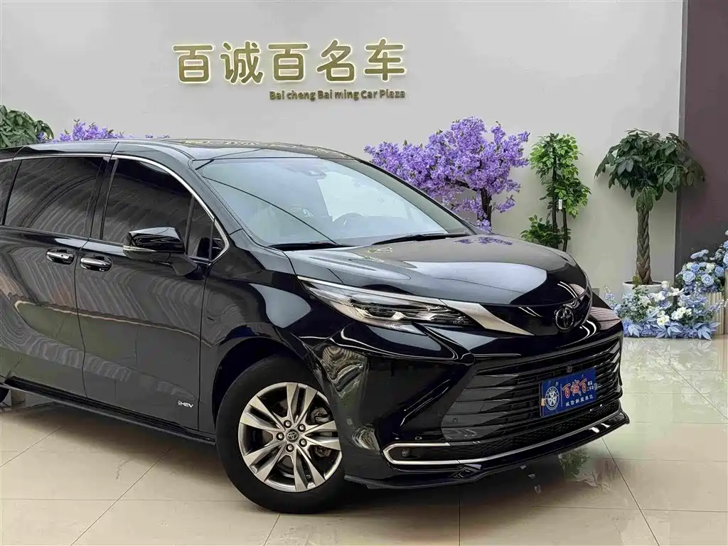 Sienna 2.5 L Hybrid 4 WD Distinguished