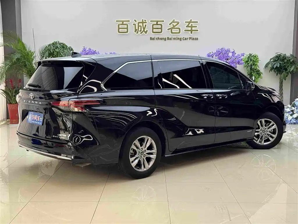 Sienna 2.5 L Hybrid 4 WD Distinguished