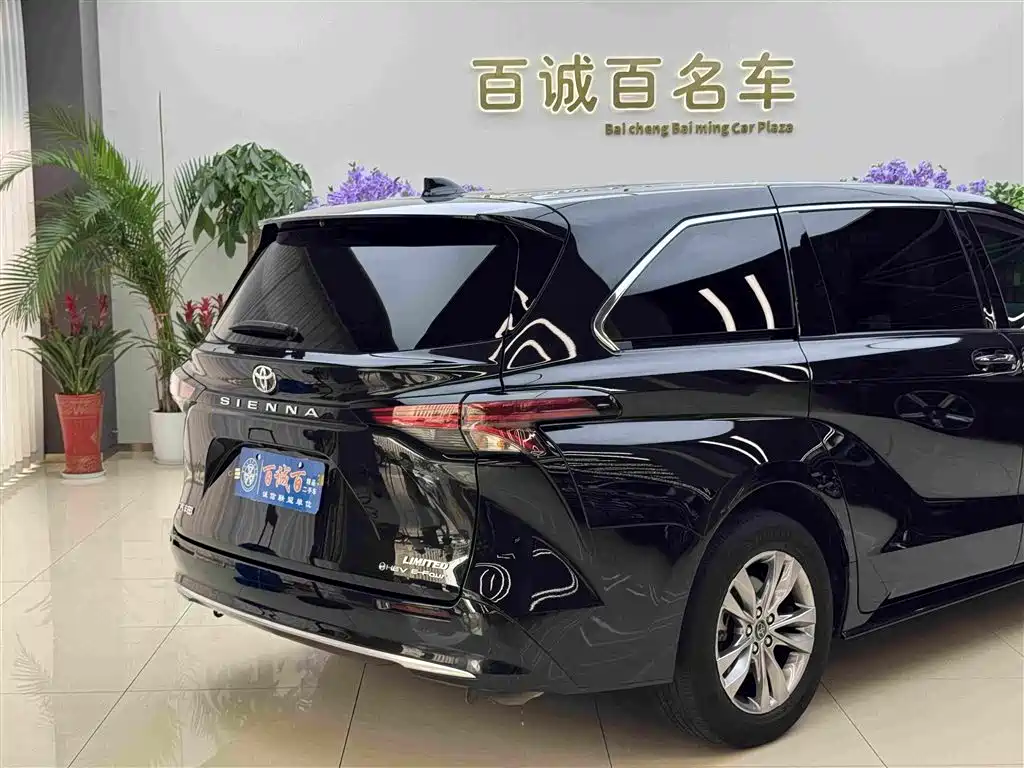 Sienna 2.5 L Hybrid 4 WD Distinguished
