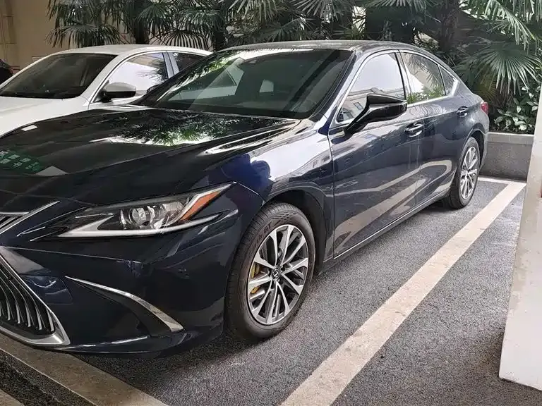 Lexus ES 200 Outstanding