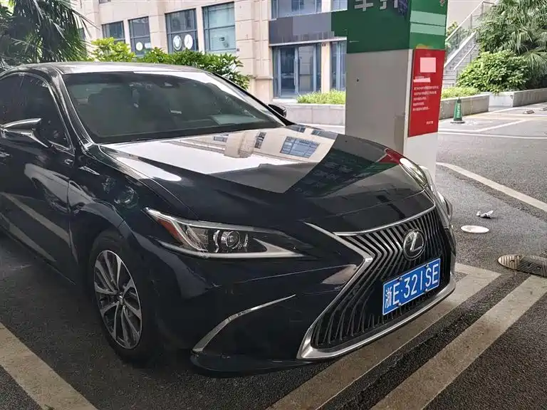 Lexus ES 200 Outstanding
