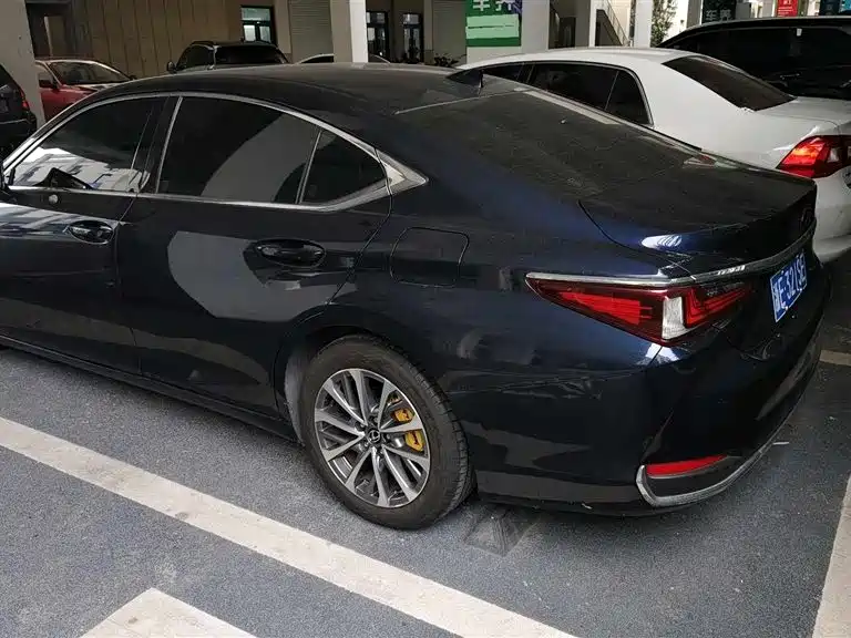 Lexus ES 200 Outstanding