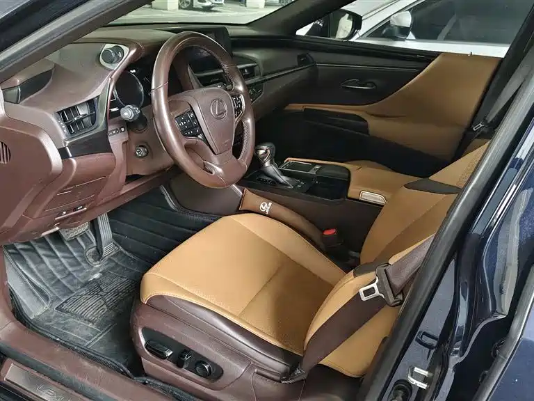 Lexus ES 200 Outstanding