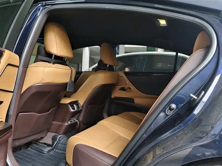Lexus ES 200 Outstanding