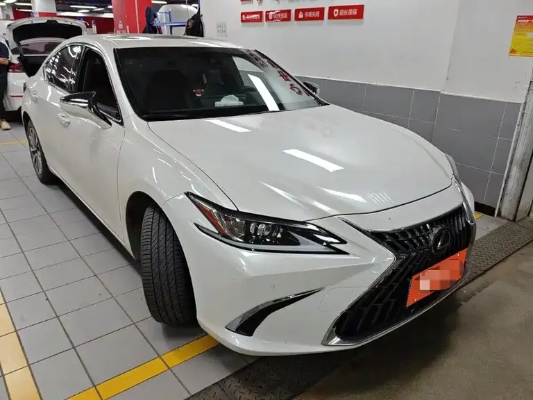 Lexus ES 200 Outstanding