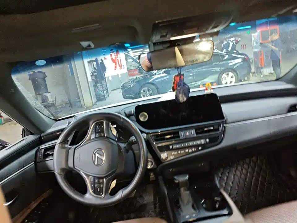 Lexus ES 200 Outstanding